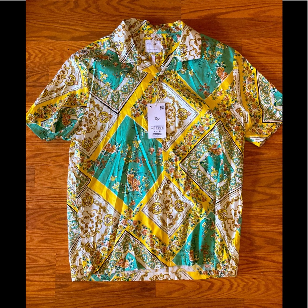 NWT Denim & Flower By Ricky Singh paisley + floral SS button.